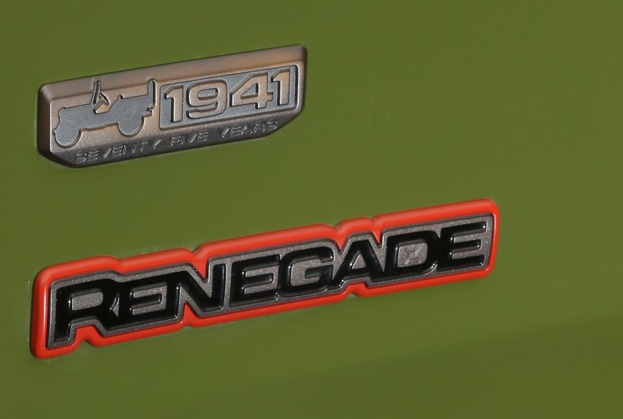 Логотип Jeep Renegade 75th Anniversary 2016 года  (WW) (фото 10 из 12)